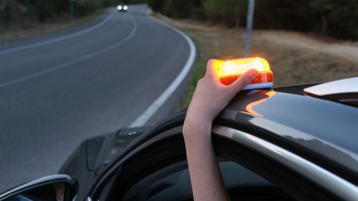 Todo lo que debes saber sobre la luz de emergencia V-16 para que no te multen por no llevarla a partir del 1 de enero de 2026