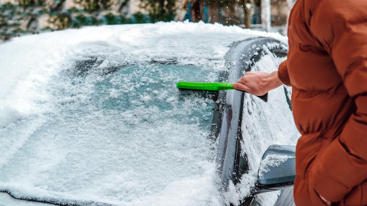 Olvídate de rascar el hielo del parabrisas: este protector magnético te ahorra tiempo cada mañana
