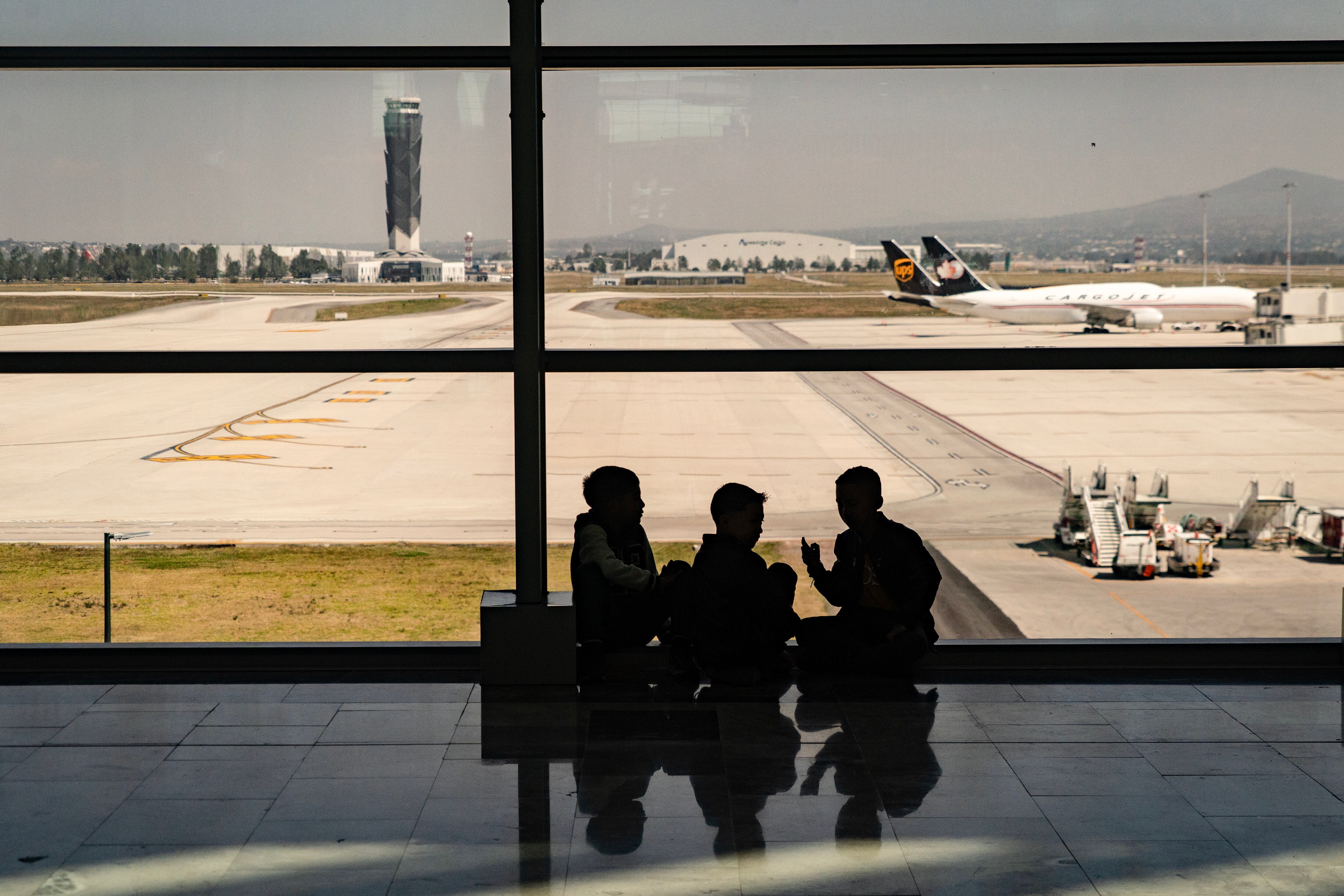 México cede espacio a EE UU en el principal aeropuerto de Ciudad de México ante la presión de Washington
