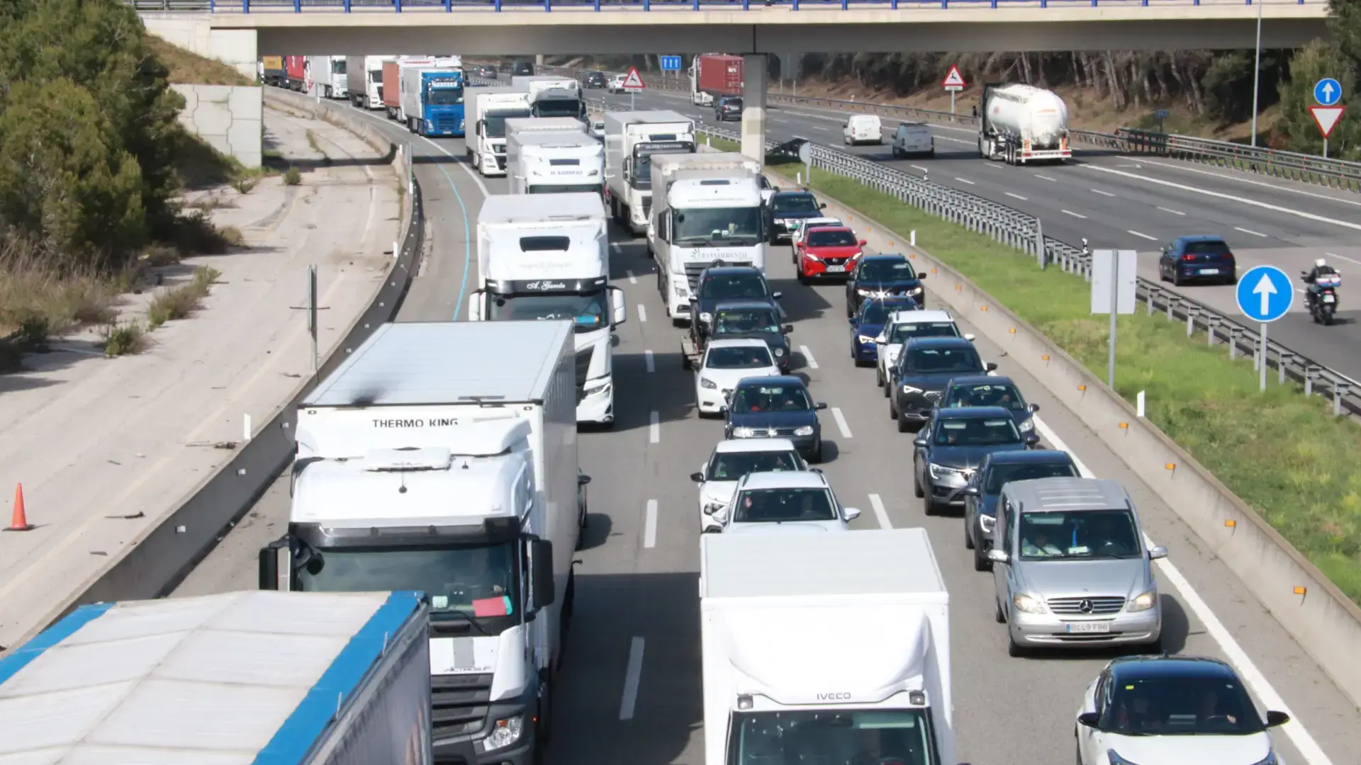 Imagen 1 de Trànsit prevé 460.000 salidas por el puente y los Mossos refuerzan los controles