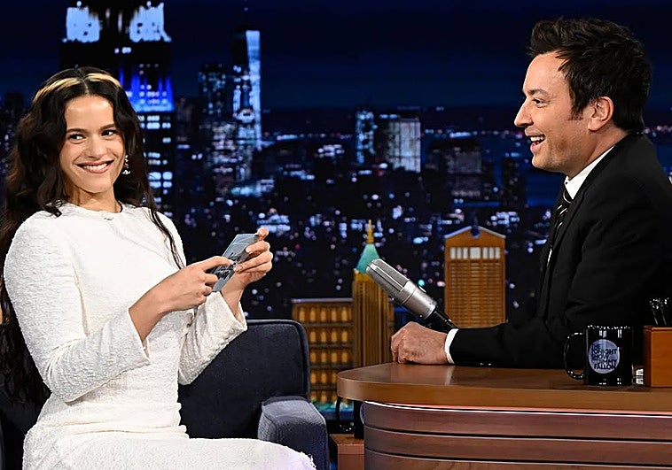 Así fue la visita de Rosalía al show de Jimmy Fallon: 'La perla' en directo, palmas flamencas, una invitación a Jerez de la Frontera