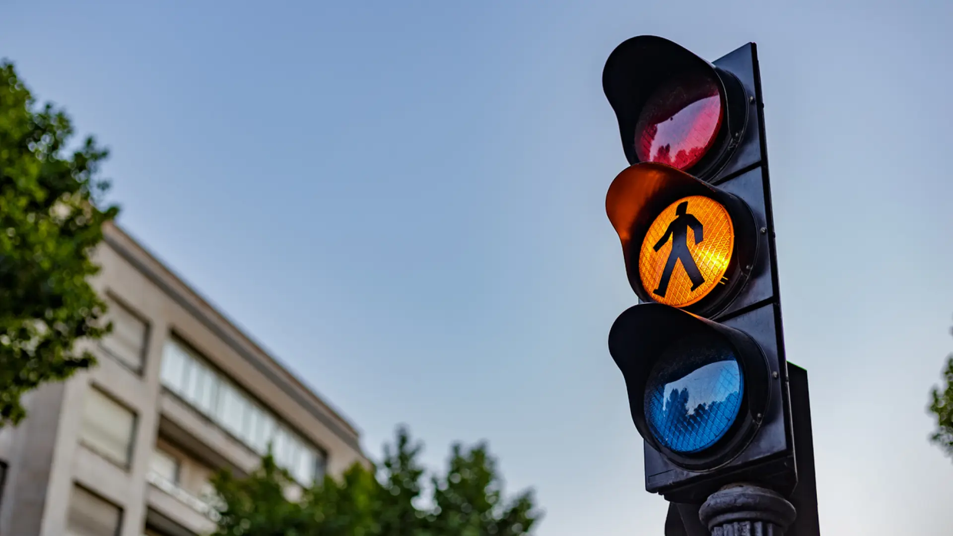 Así son los nuevos semáforos con IA que regulan el tráfico de Madrid