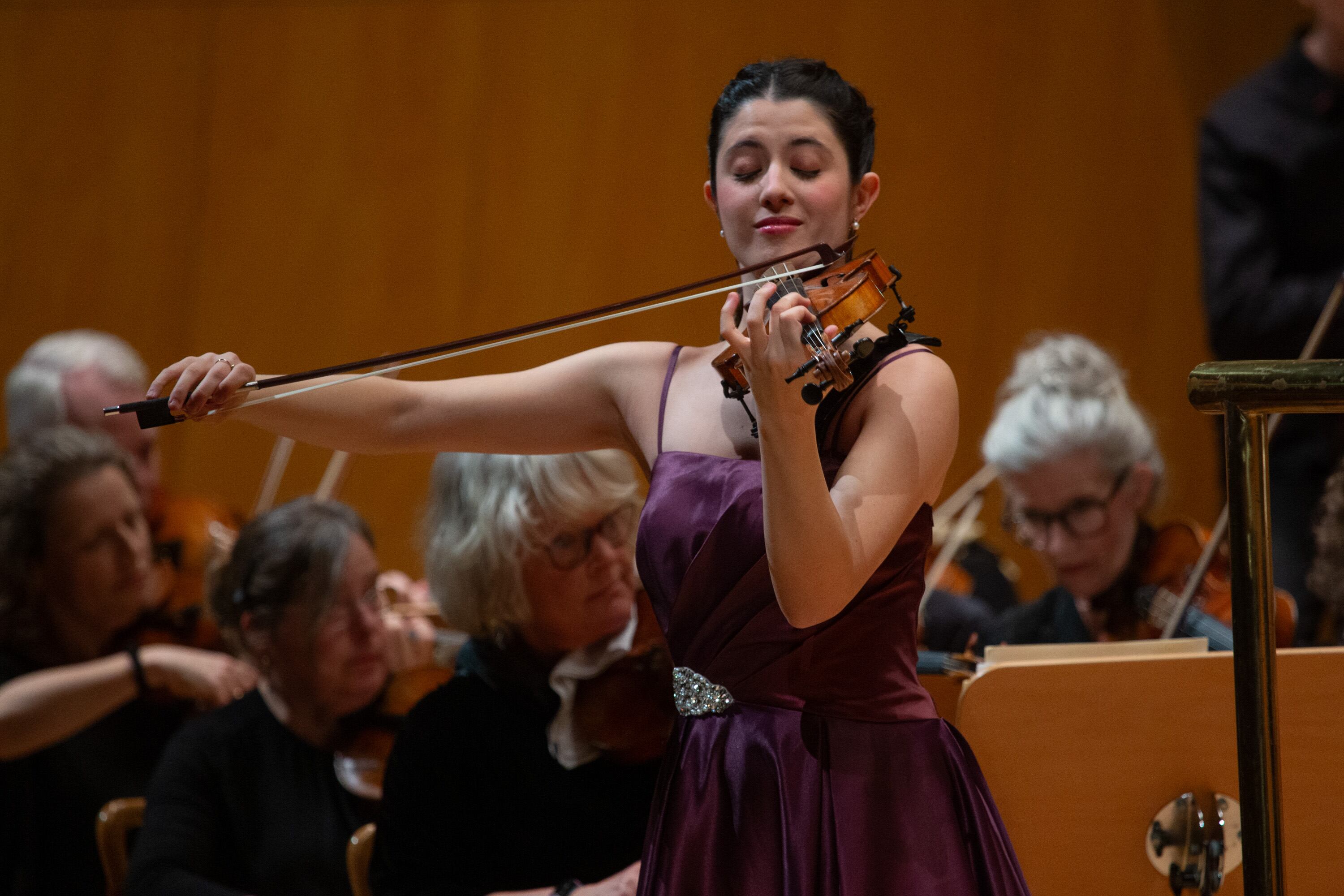 La violinista María Dueñas, deslumbrante y arrolladora en la ‘Symphonie espagnole’ de Lalo