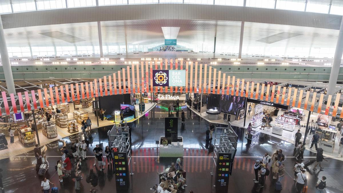 El récord de pasajeros y las obras de la T1 ponen a prueba la capacidad de El Prat