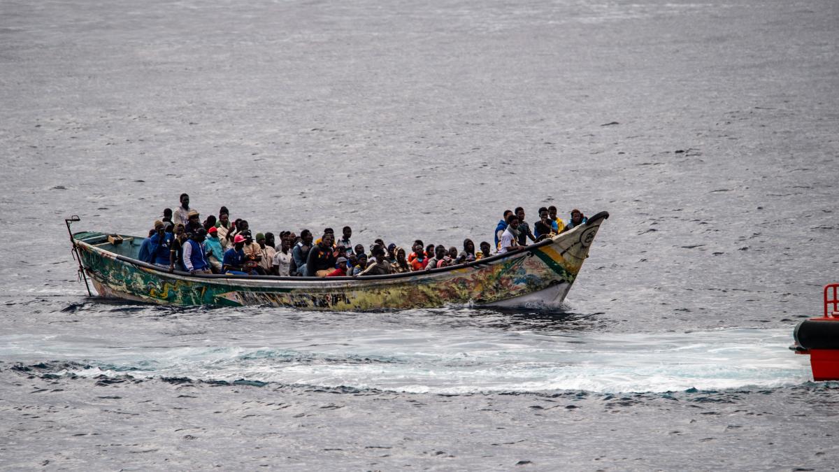 Rescatan dos cayucos con 242 personas a bordo en El Hierro