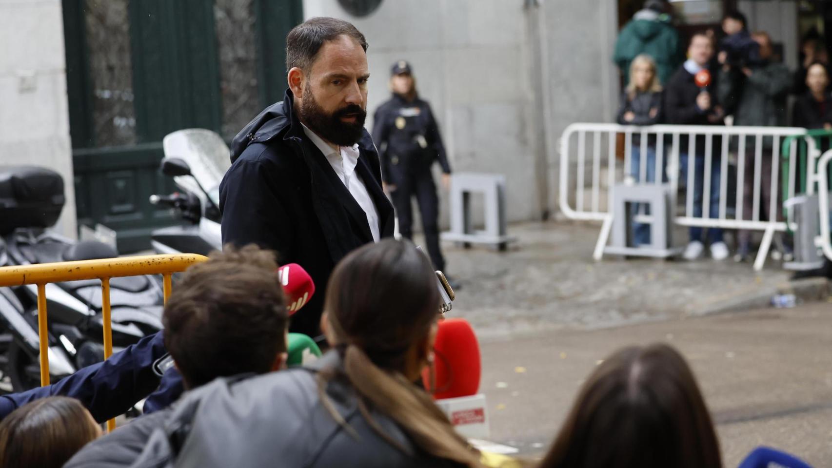 El juez constata que el PSOE pagó en metálico a Ábalos y Koldo sin control y sugiere que se pudo favorecer un "blanqueo"