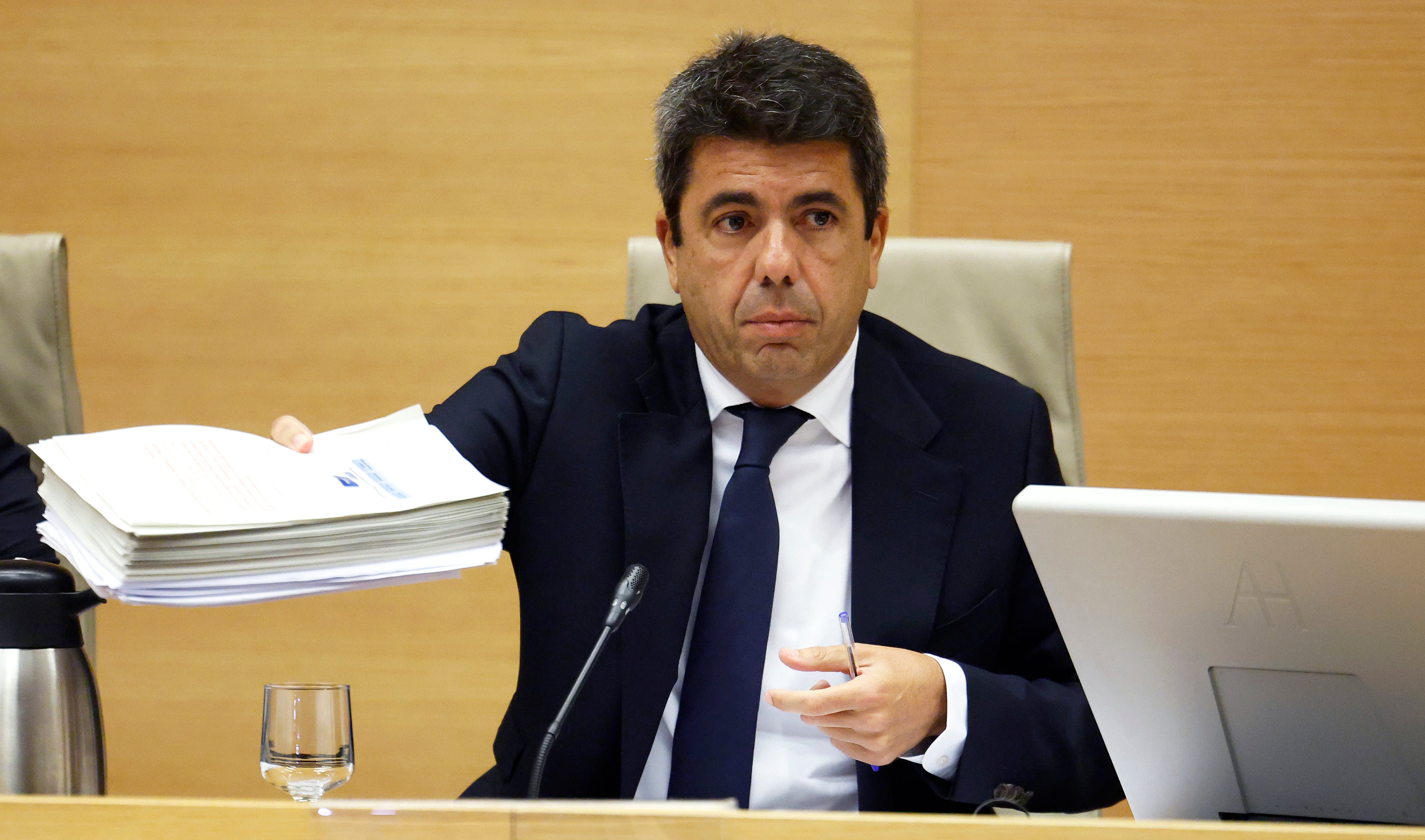 Mazón sugiere ahora que no respondió a Pradas porque llevaba su móvil en la mochila y obvia su paso por el aparcamiento de la periodista en plena dana