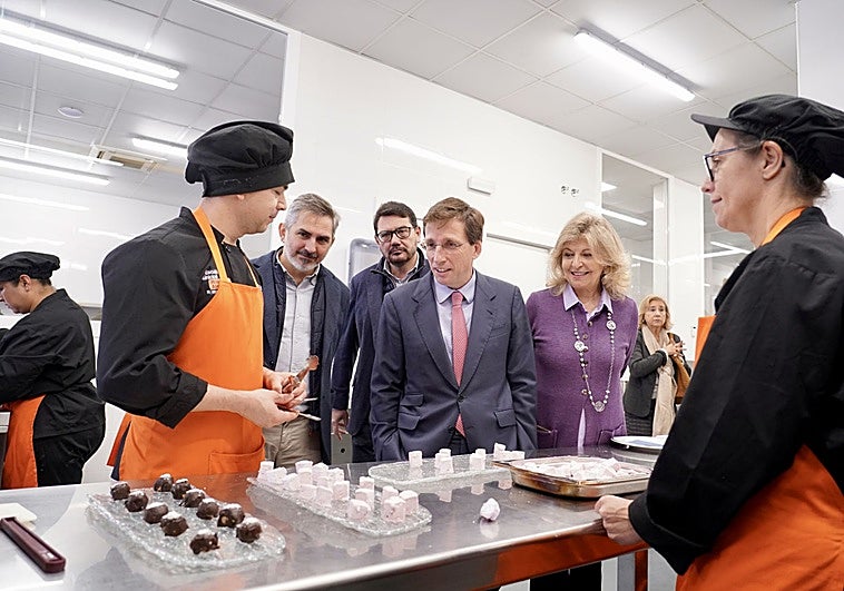 Las escuelas municipales colocan en el mercado laboral a más de la mitad de sus alumnos