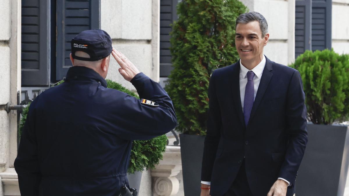 Sánchez trata de resistir tras dos años de mandato en un escenario incierto