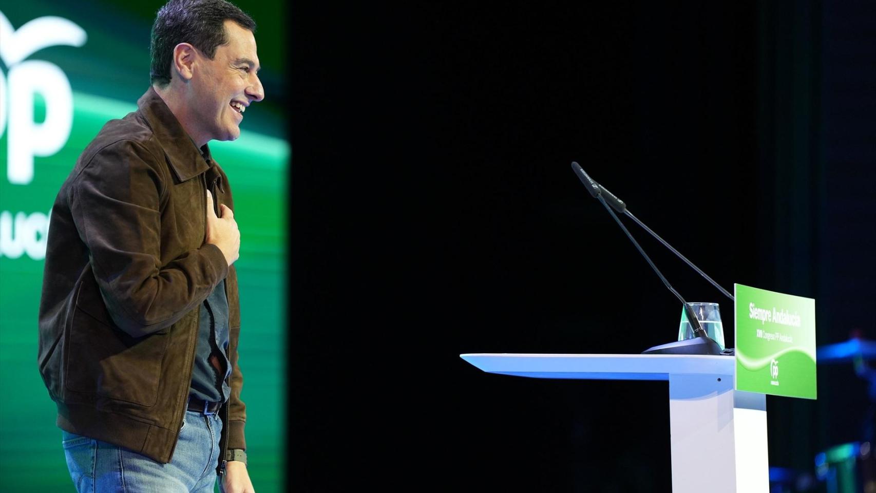 Juanma Moreno, reelegido presidente del PP-A, se distancia de Vox y PSOE y subraya su centrismo a meses de las elecciones