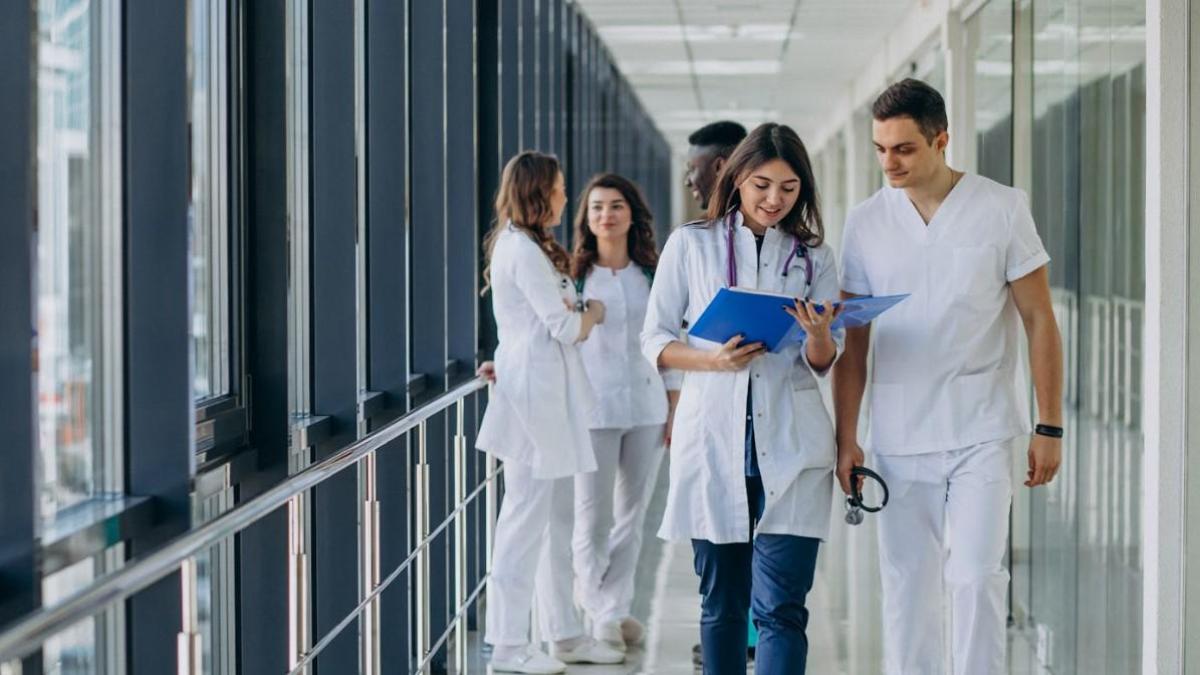 Oportunidades laborales en Sanidad: ¿por qué estudiar una FP es tu mejor opción?