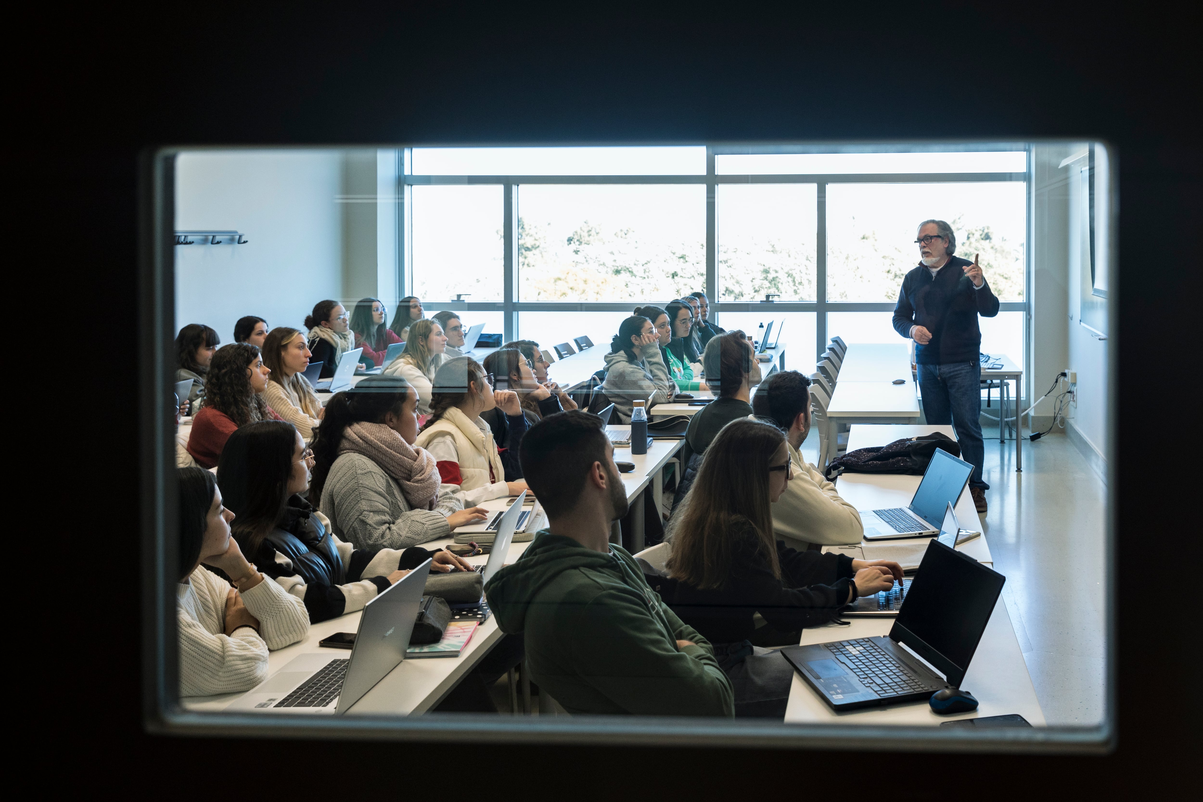 Un dedo que apunta a la luna: ¿estafadores de la formación docente?