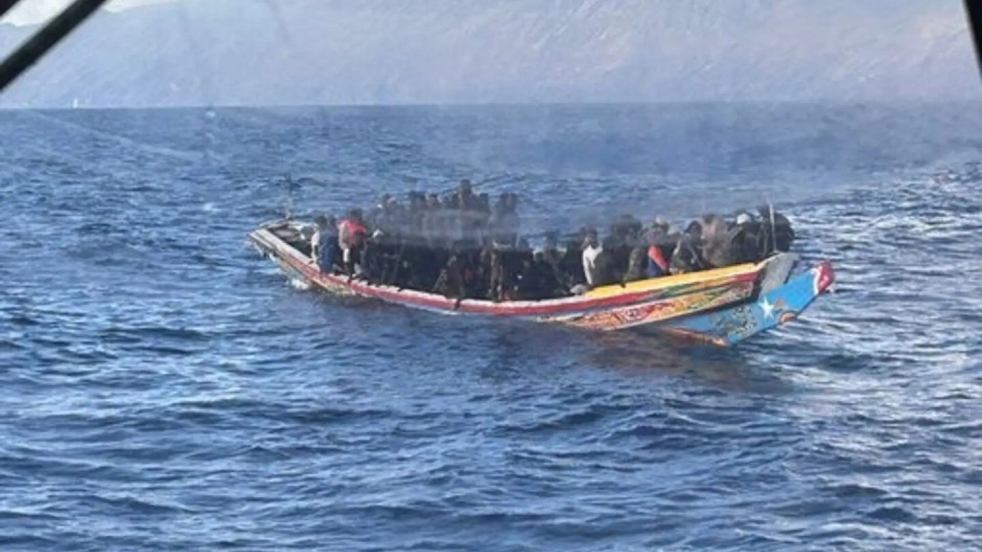 Tres cayucos con 303 migrantes a bordo llegan a Canarias en solo un día