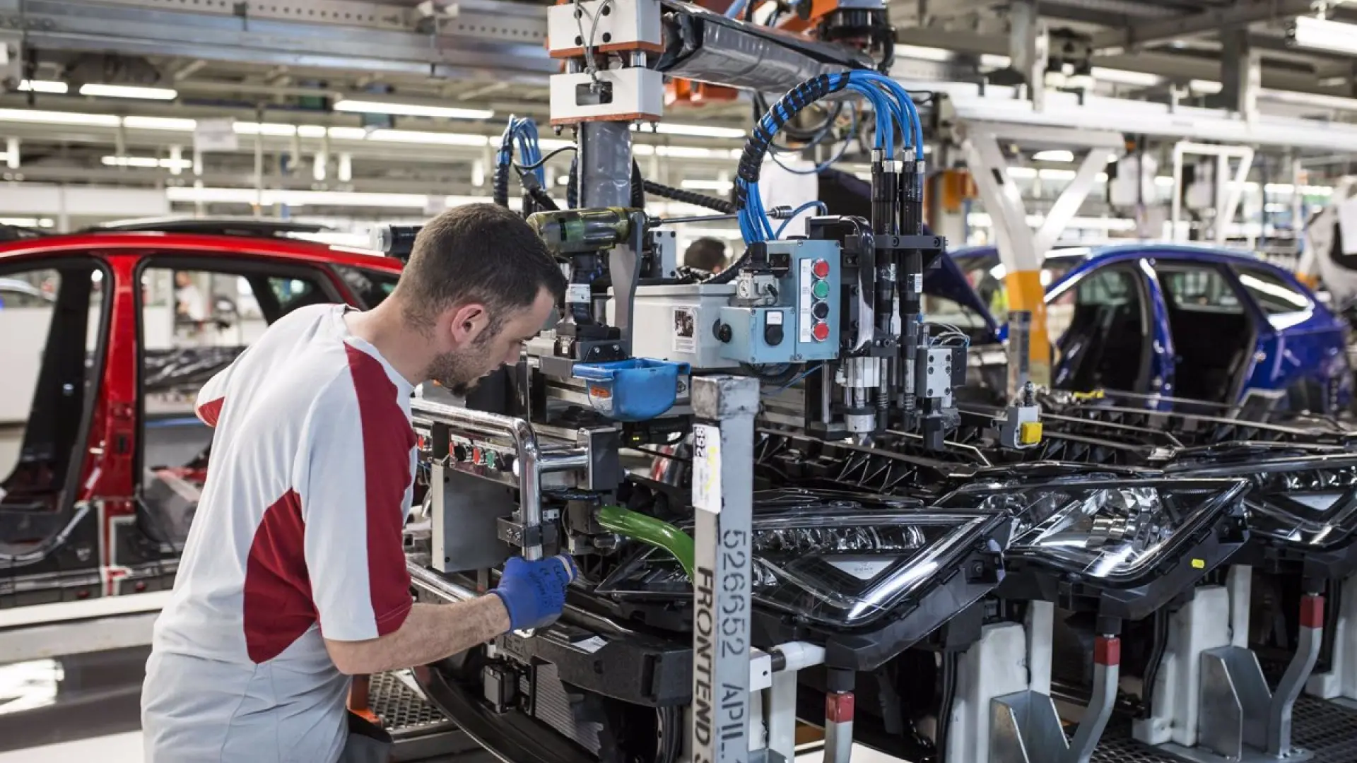 Los fabricantes de coches anticipan un año más débil que 2024 tras registrar un nuevo 'pinchazo' en octubre