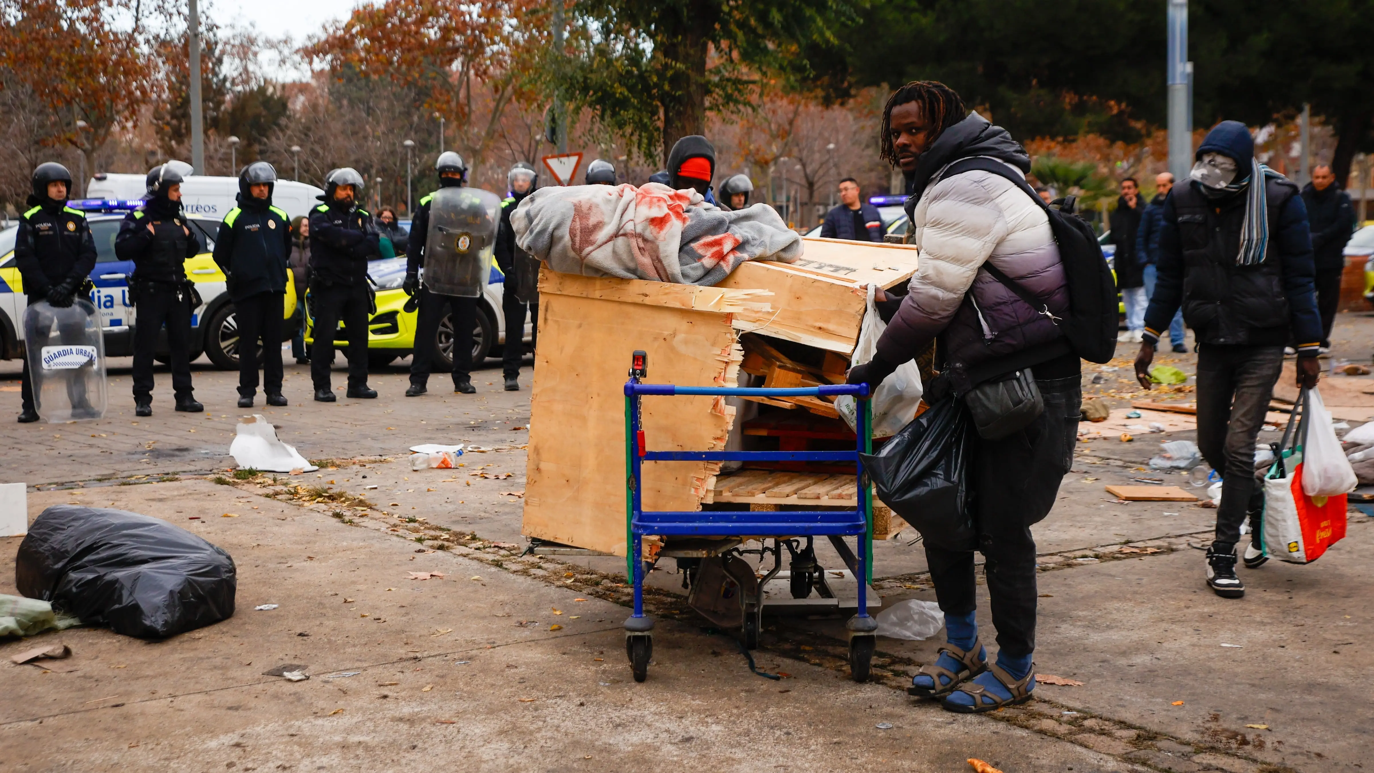 Imagen 1 de El desalojo del B9 exhibe el abandono de las administraciones ante la miseria itinerante