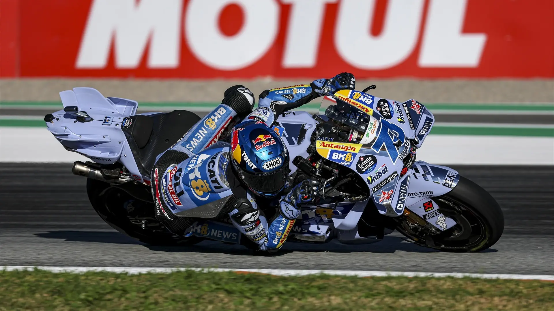 Álex Márquez le arrebata la victoria a Pedro Acosta en la última Sprint del año