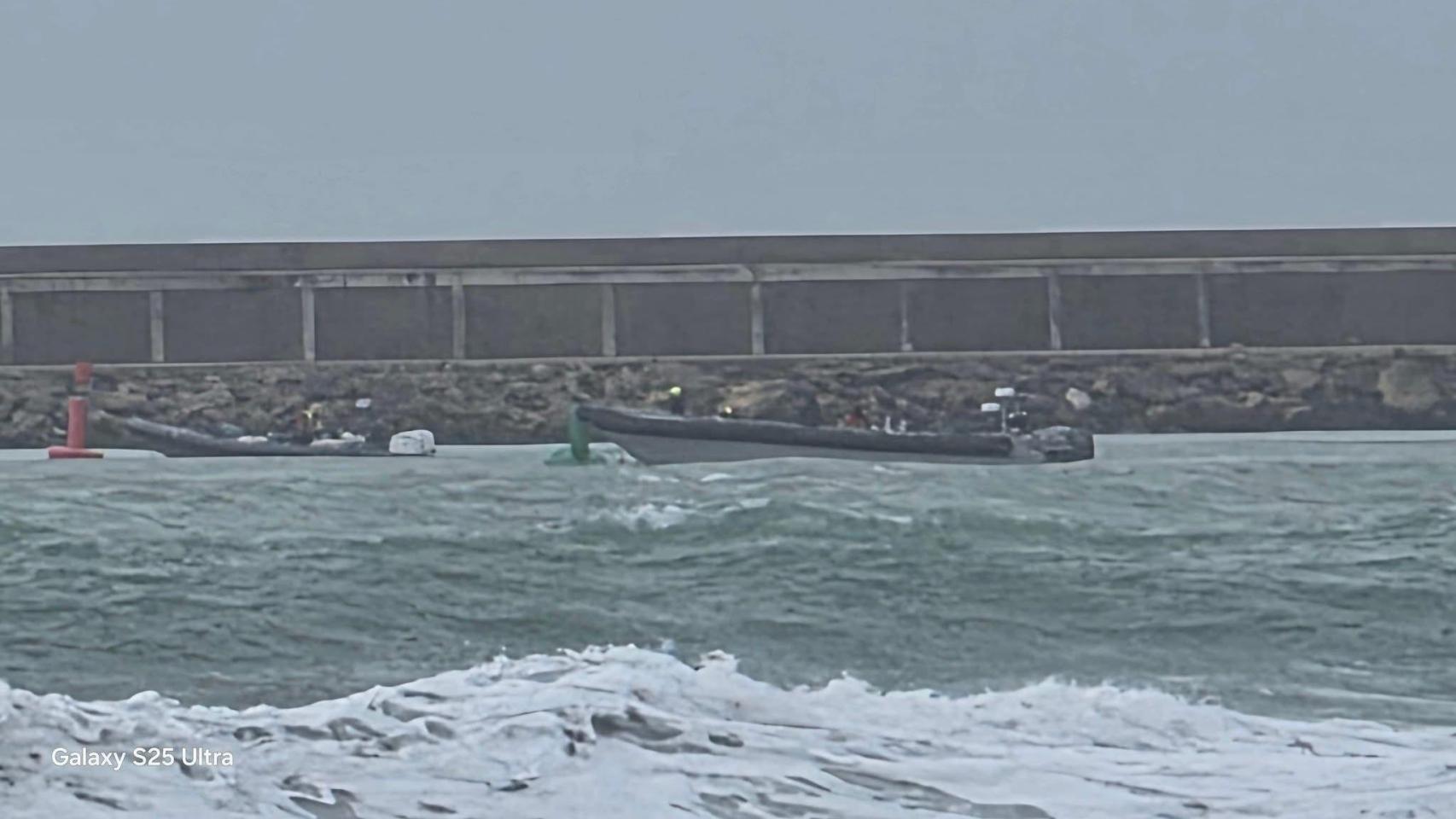 Unos traficantes resguardan tres narcolanchas en Barbate: el mismo lugar donde asesinaron a dos guardias civiles en 2024