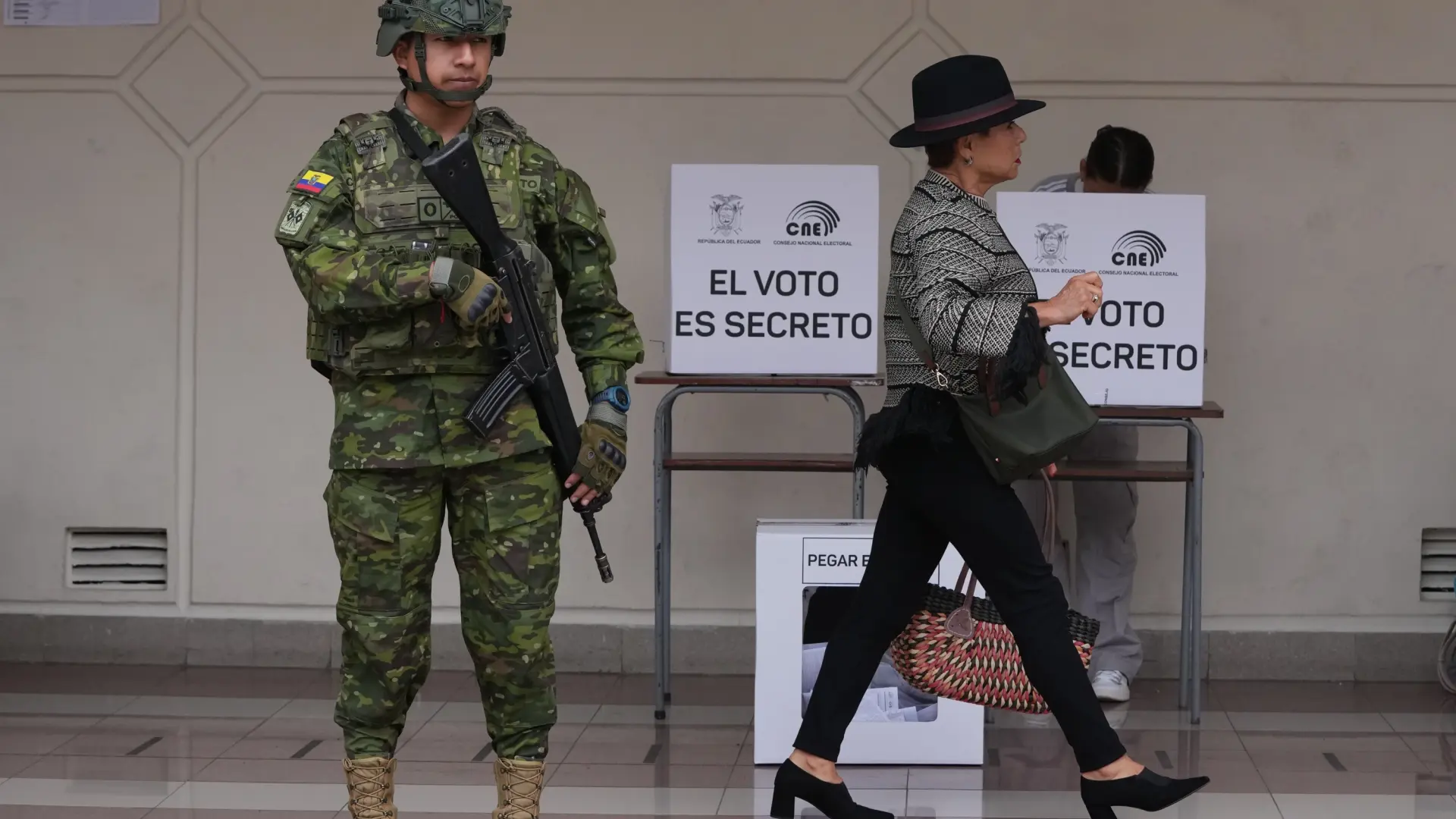 El 'No' se impone en las cuatro preguntas del referéndum de Ecuador