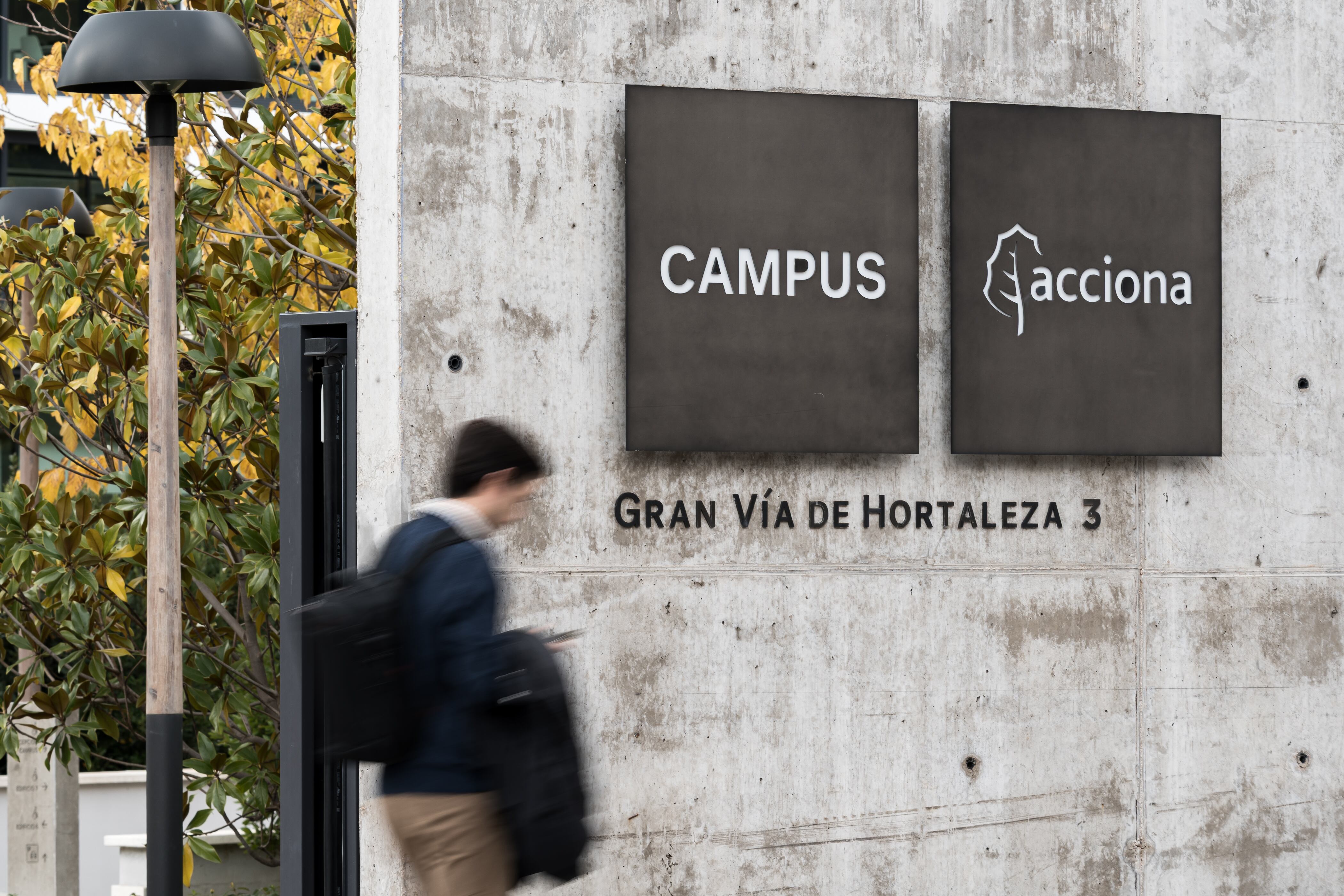 El ‘modus operandi’ de Acciona para ganar contratos públicos: un buzón de Gmail para los pliegos, dinero para las consultoras y despedir al que denuncie