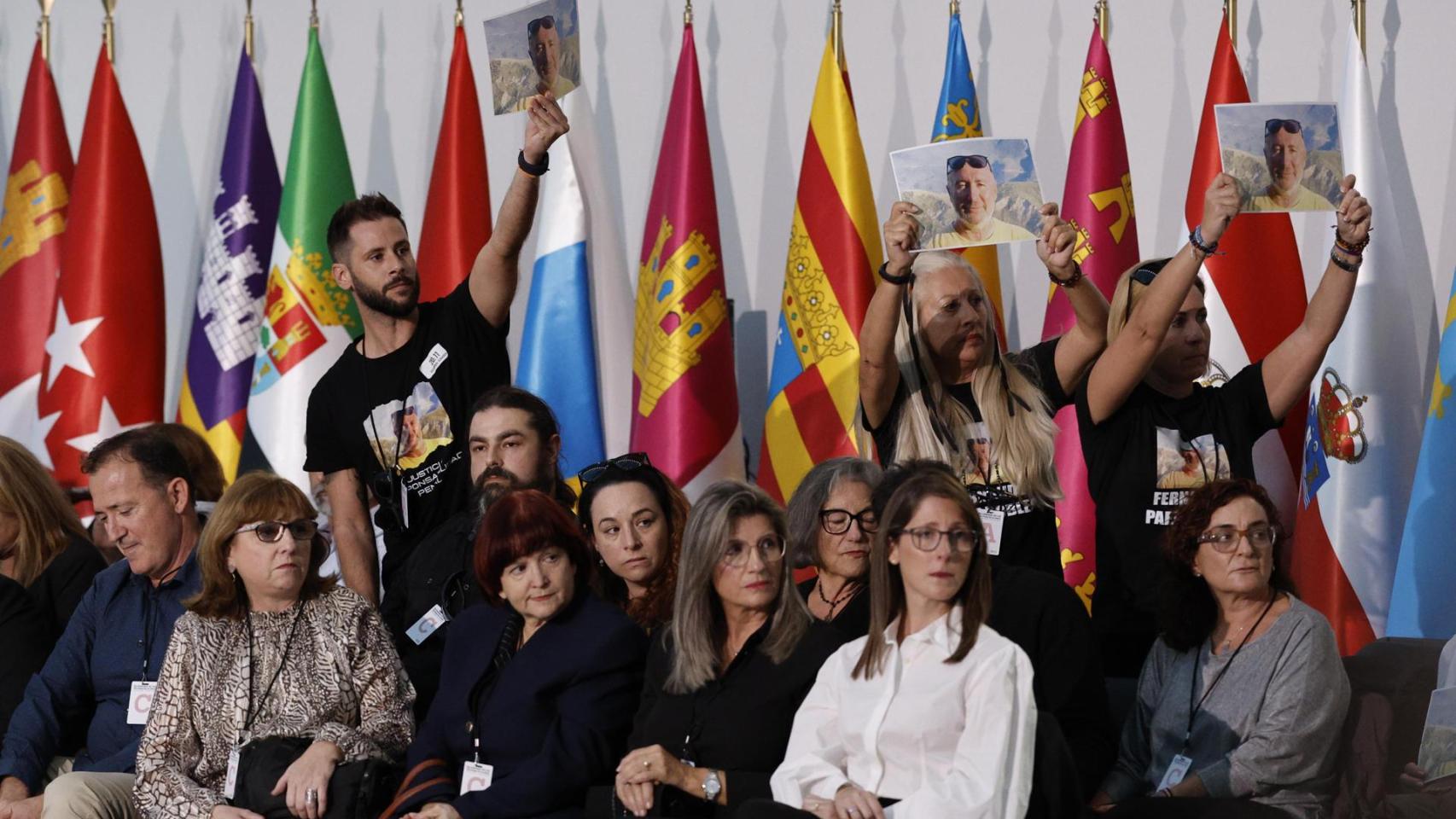 Gritos de "asesino" a Mazón de los familiares de las víctimas en el funeral de Estado: "No se atreve a entrar"