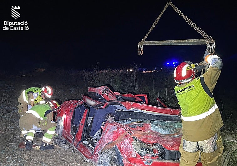 Dos jóvenes fallecen y tres resultan heridos graves tras caer un coche desde un puente en Castellón