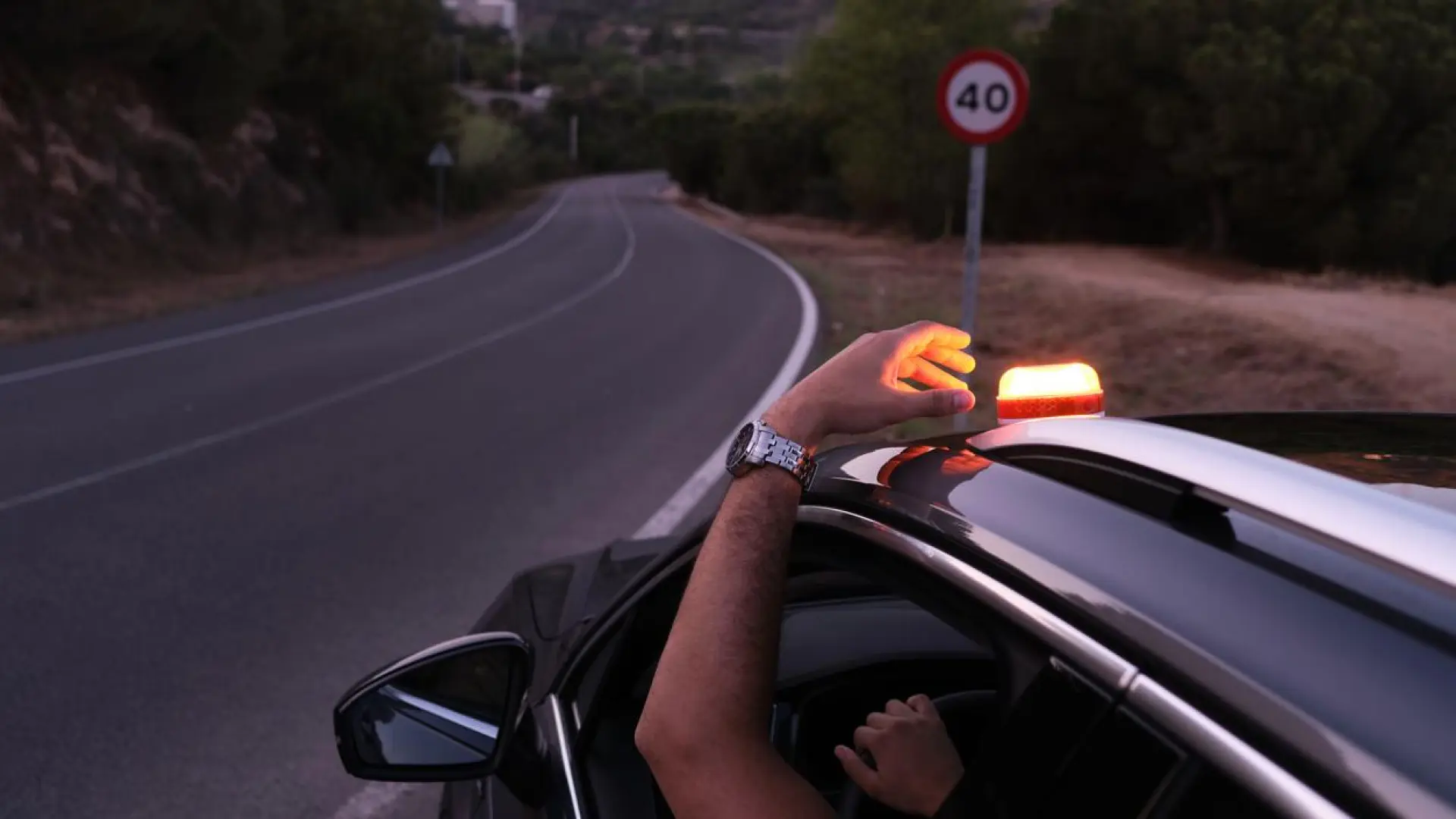 La OCU advierte sobre las falsas balizas V16: esta es la tecnología que deben tener para ser homologada