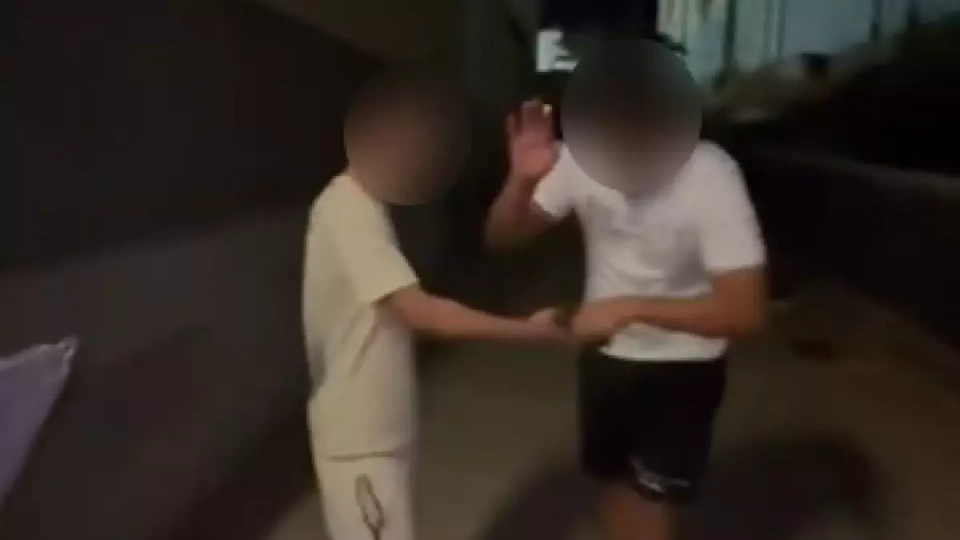 Obligan a fumar, abofetean y abusan de un menor en Gran Canaria: presunto caso de acoso en la isla