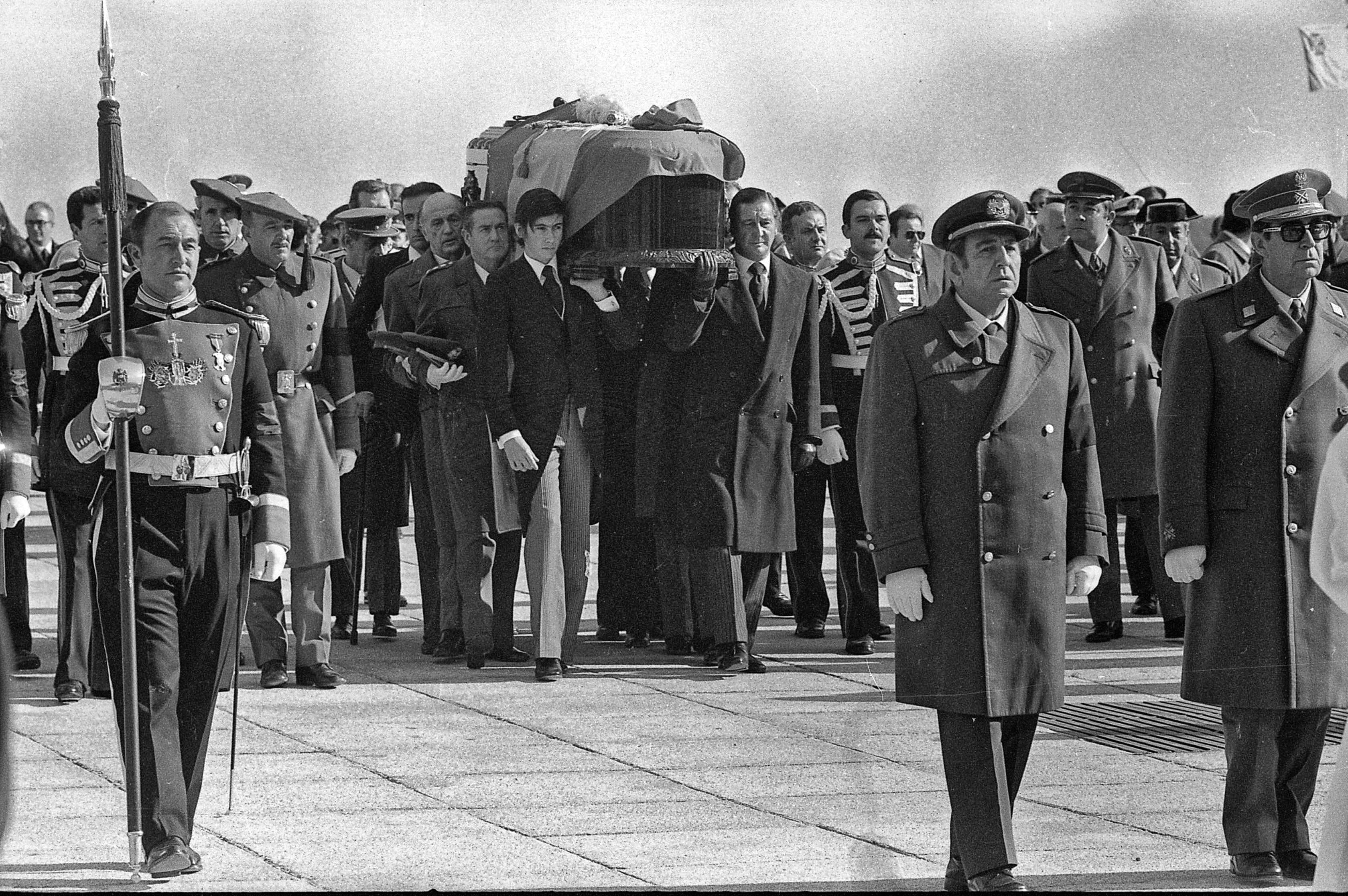 Silencio y ‘Cara al sol’: entierran al Caudillo