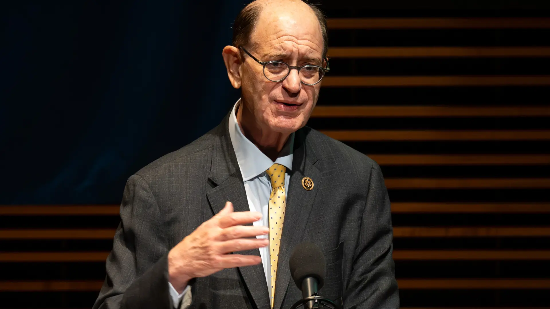 Pillan a un congresista demócrata mirando porno y dice que es por "los algoritmos" de Twitter