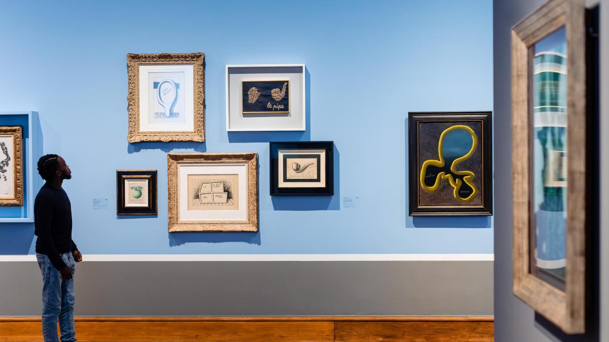 Magritte, en 1938: “Este mundo aún se tiene en pie como puede, pero vemos los signos de su próxima caída brillando en la oscuridad”