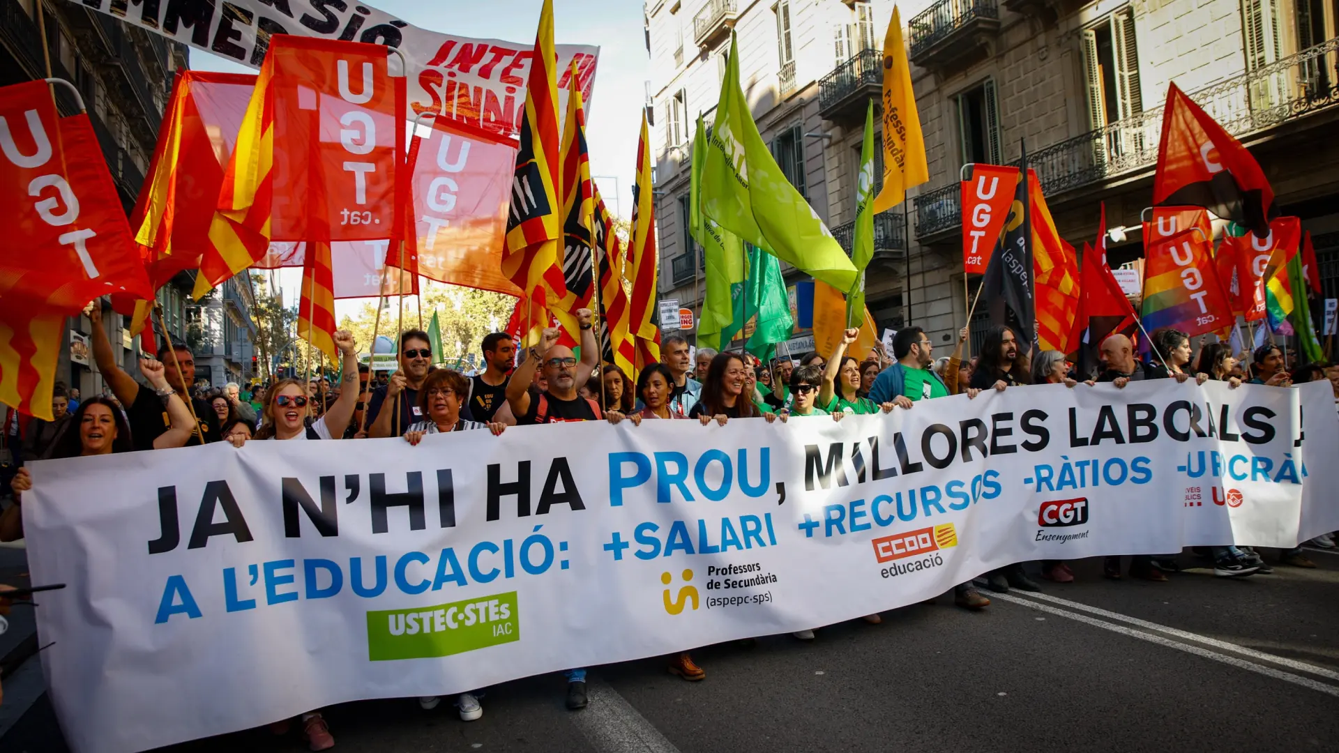 Miles de manifestantes en Barcelona piden mejores condiciones para los docentes