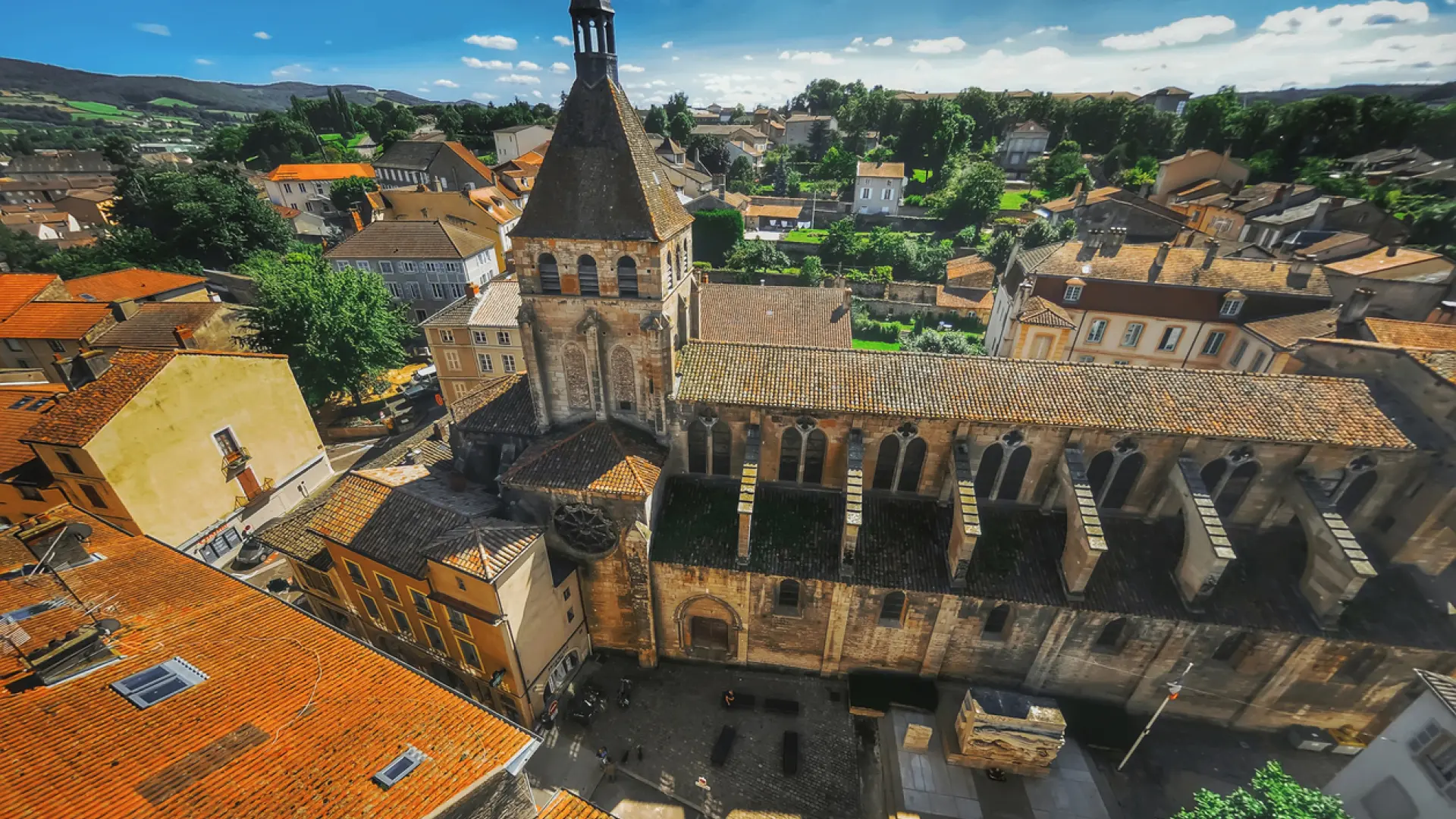 La ciudad de Francia rodeada de viñedos con una joya románica única en Europa
