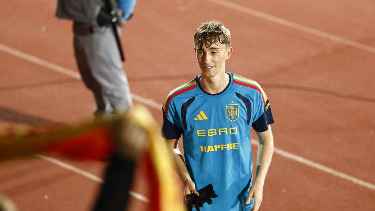 España desconvoca a Huijsen por una molestia muscular