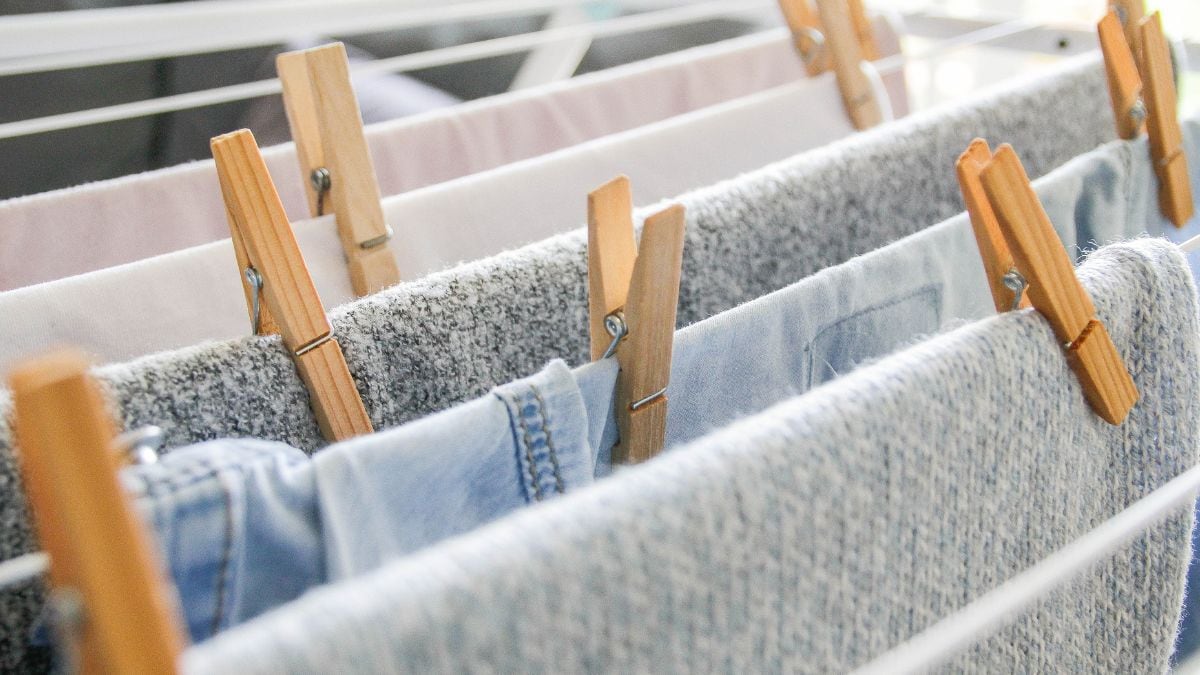 Buenas noticias para los que tienen la ropa mojada en casa durante días: este cubre tendedero con calefactor hará que se seque antes