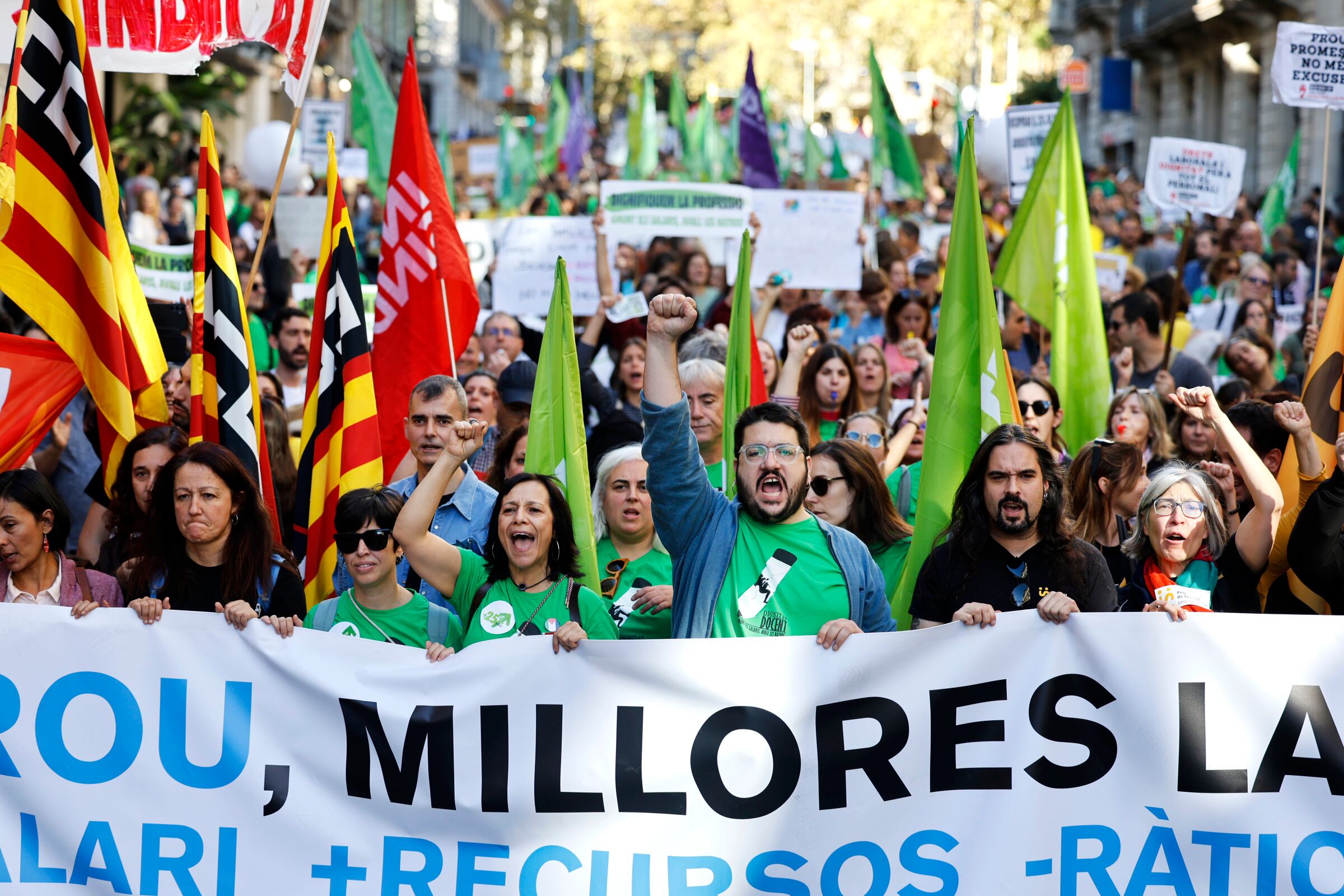 Miles de profesores se manifiestan en Barcelona para reclamar mejoras en las condiciones laborales
