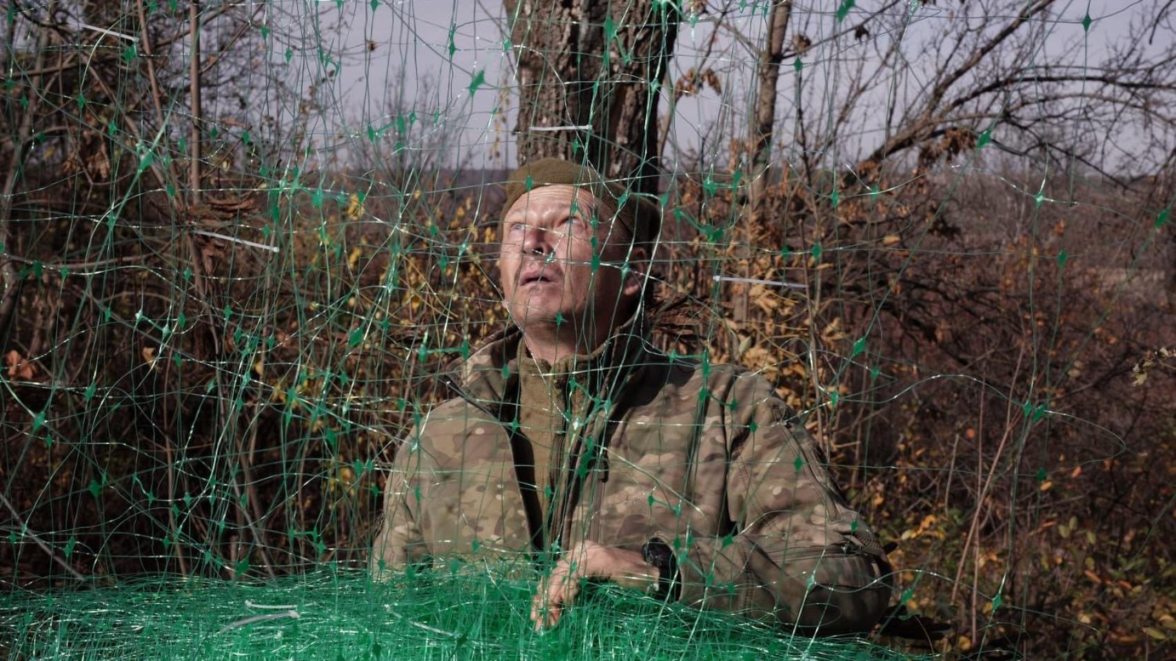 Ucrania cubre con redes anti-dron el Dombás: “Hay que sacar de allí a los civiles o enseñarles a derribar drones con un fusil”