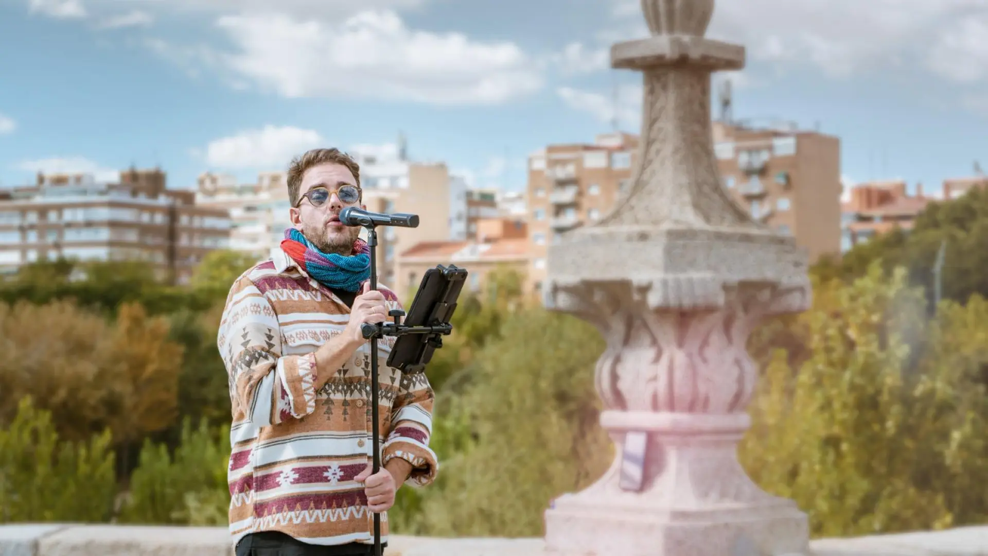 El cantante del Puente de Toledo que sueña con convertirlo en un escenario: "Las abuelas del barrio son mis fans"