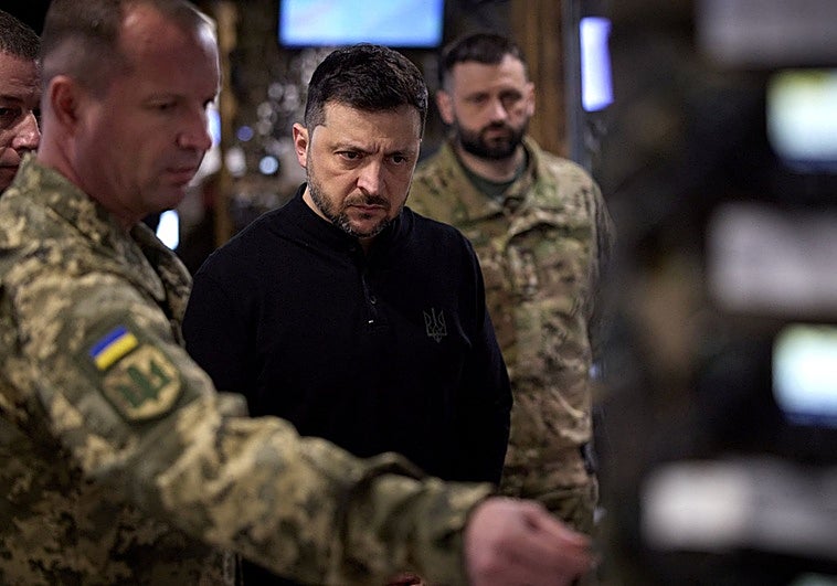Zelenski se planta en el frente para reafirmar su liderazgo ante el avance ruso y los casos de corrupción