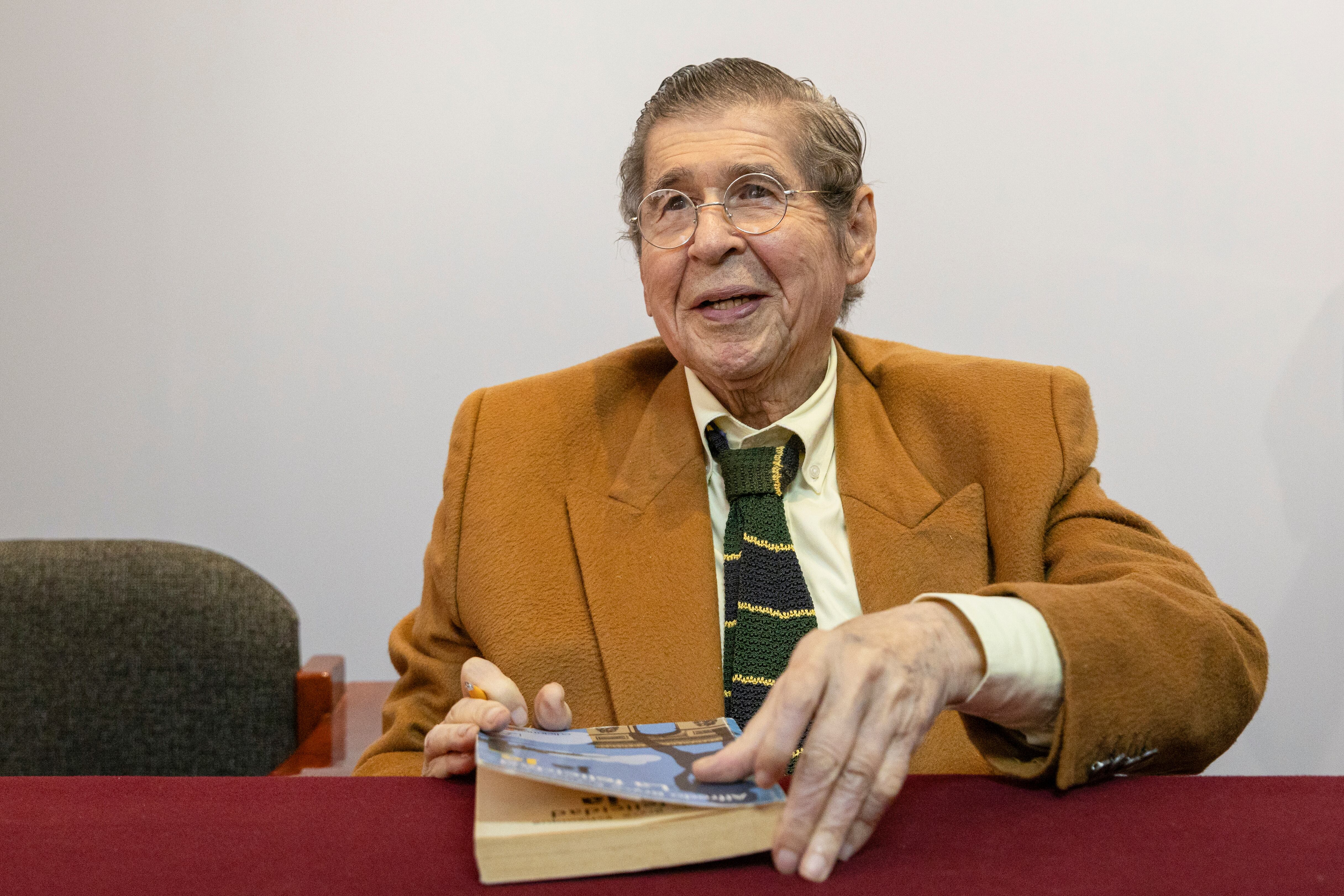 El tesoro oculto de Bryce Echenique: el manuscrito original de ‘Un mundo para Julius’ llega al Instituto Cervantes