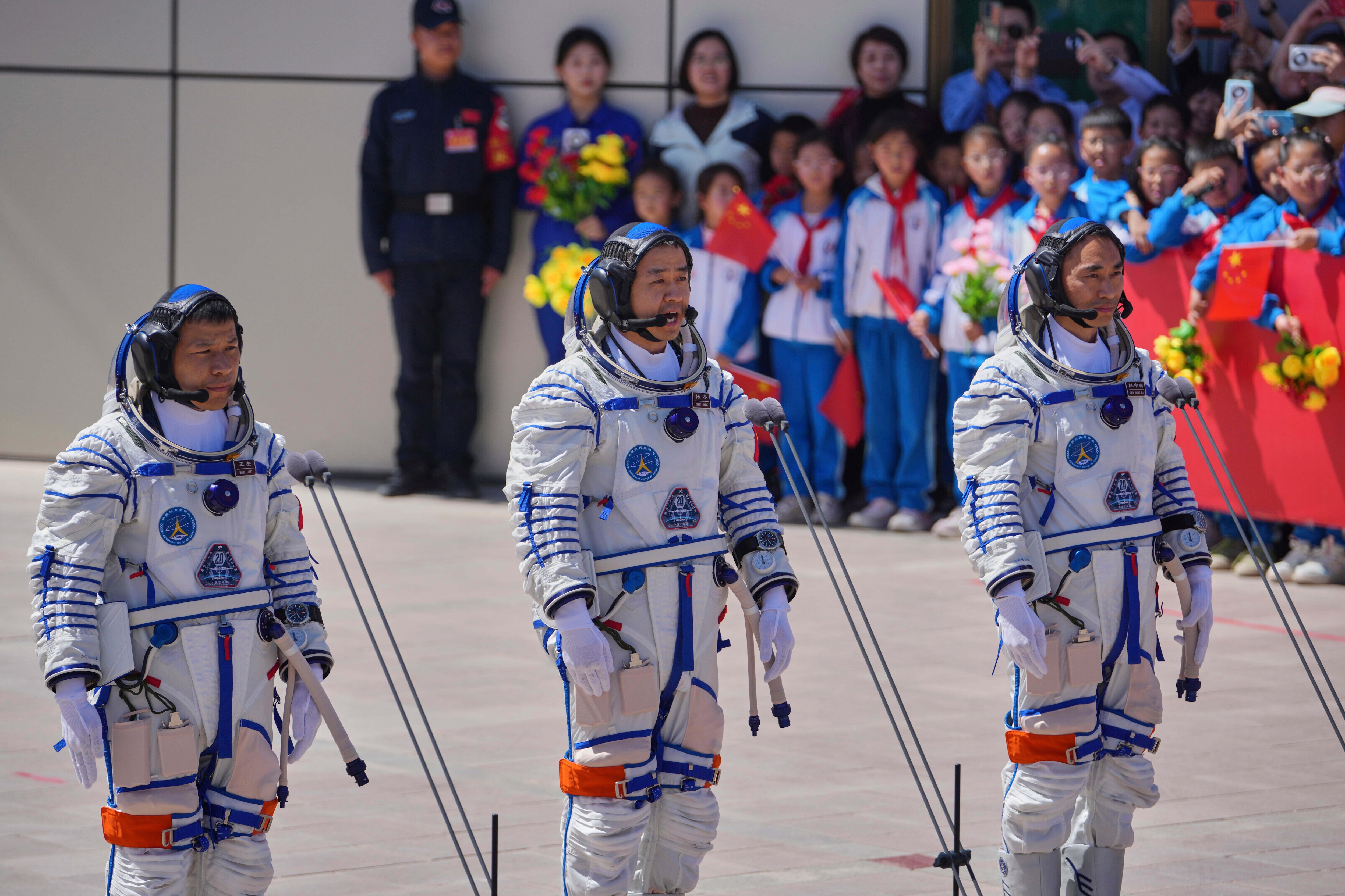 Tres astronautas chinos varados durante una semana en el espacio regresan a la Tierra tras un susto con la basura espacial