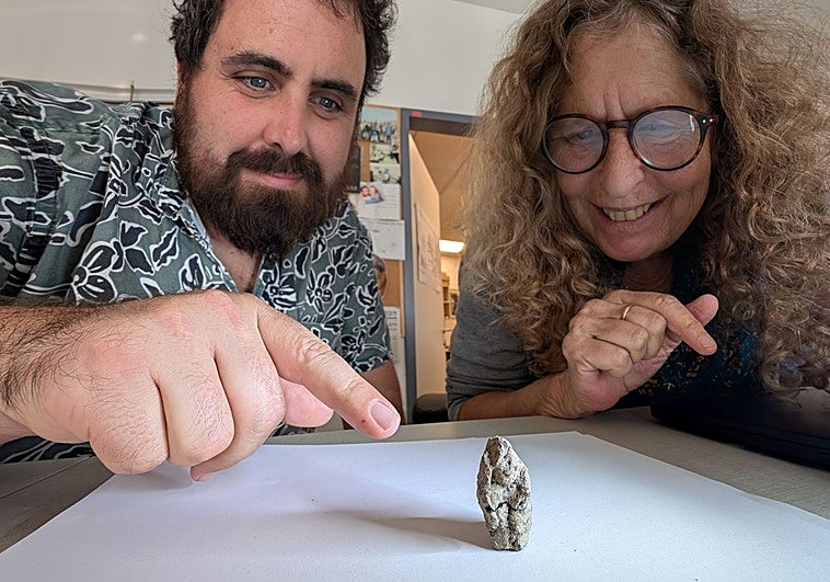 La mujer cortejada por un ganso, erotismo de hace 12.000 años y la figurilla más antigua que une a humanos y animales