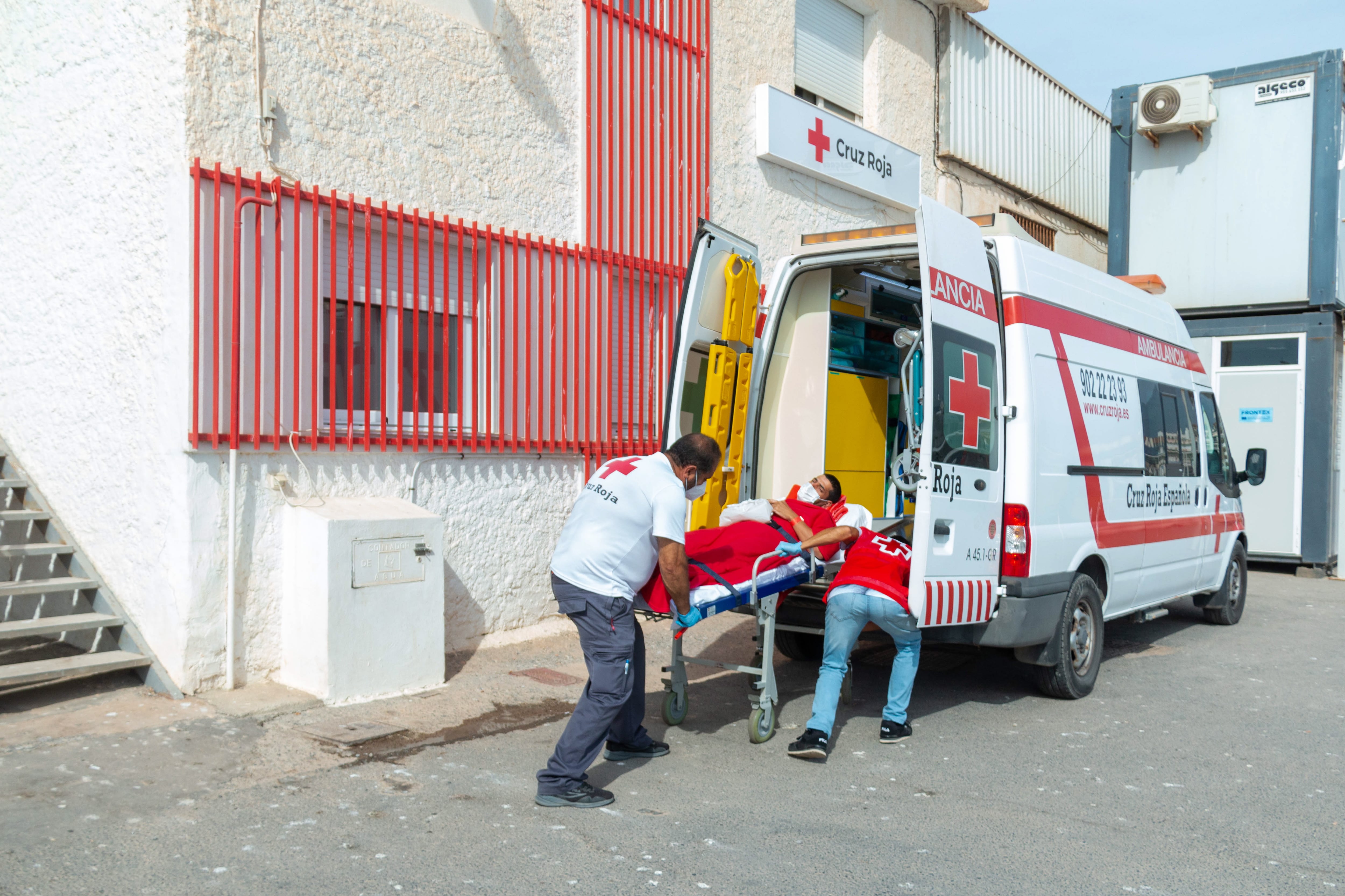 Traslado nocturno de pacientes críticos de Baza a Granada: cambio de ambulancia a mitad de camino en una gasolinera