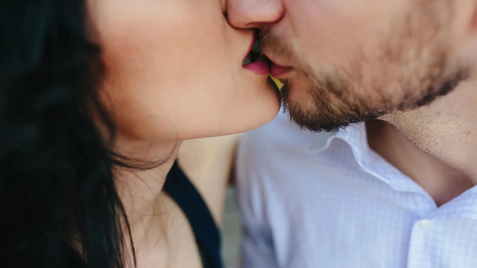 Raquel Mascaraque, experta en neurociencia: "Un beso puede generar más conexión que el sexo"