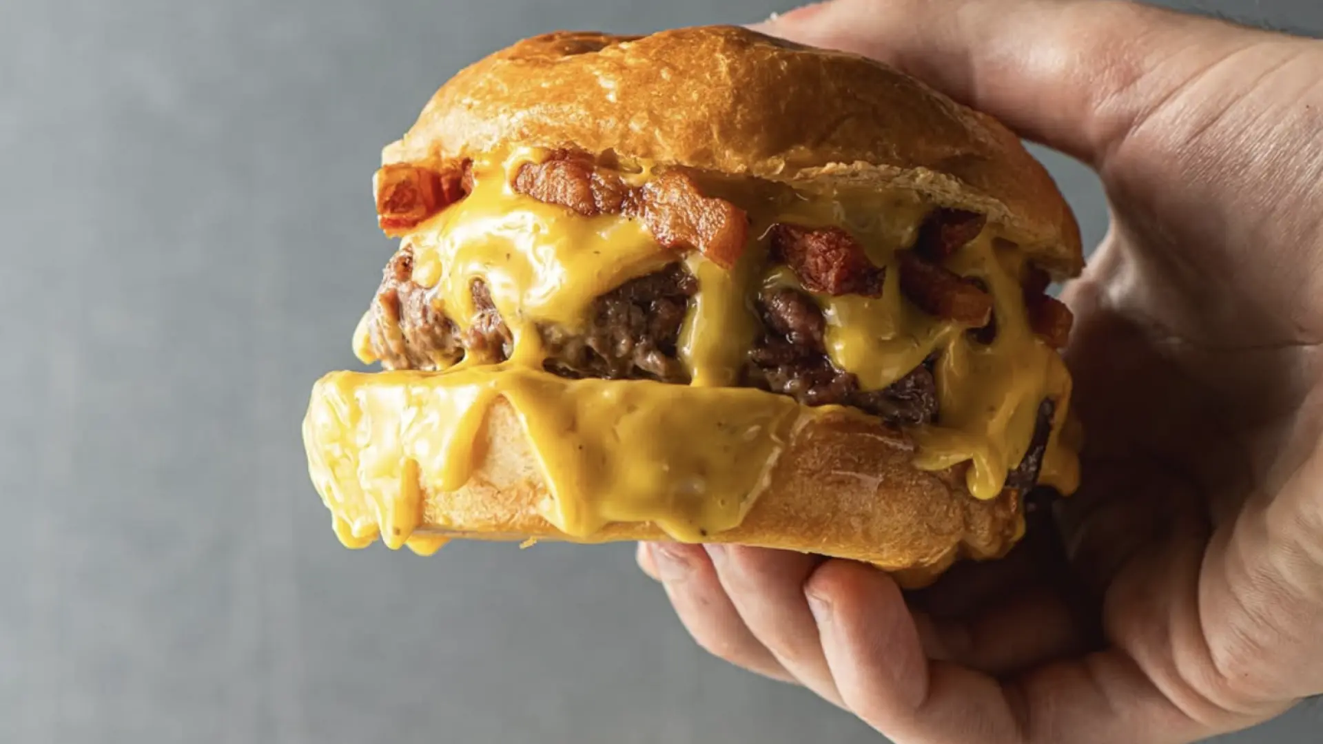 Un joven de 22 años, crítico tras intentar tragarse sin masticar una hamburguesa en una broma que salió mal