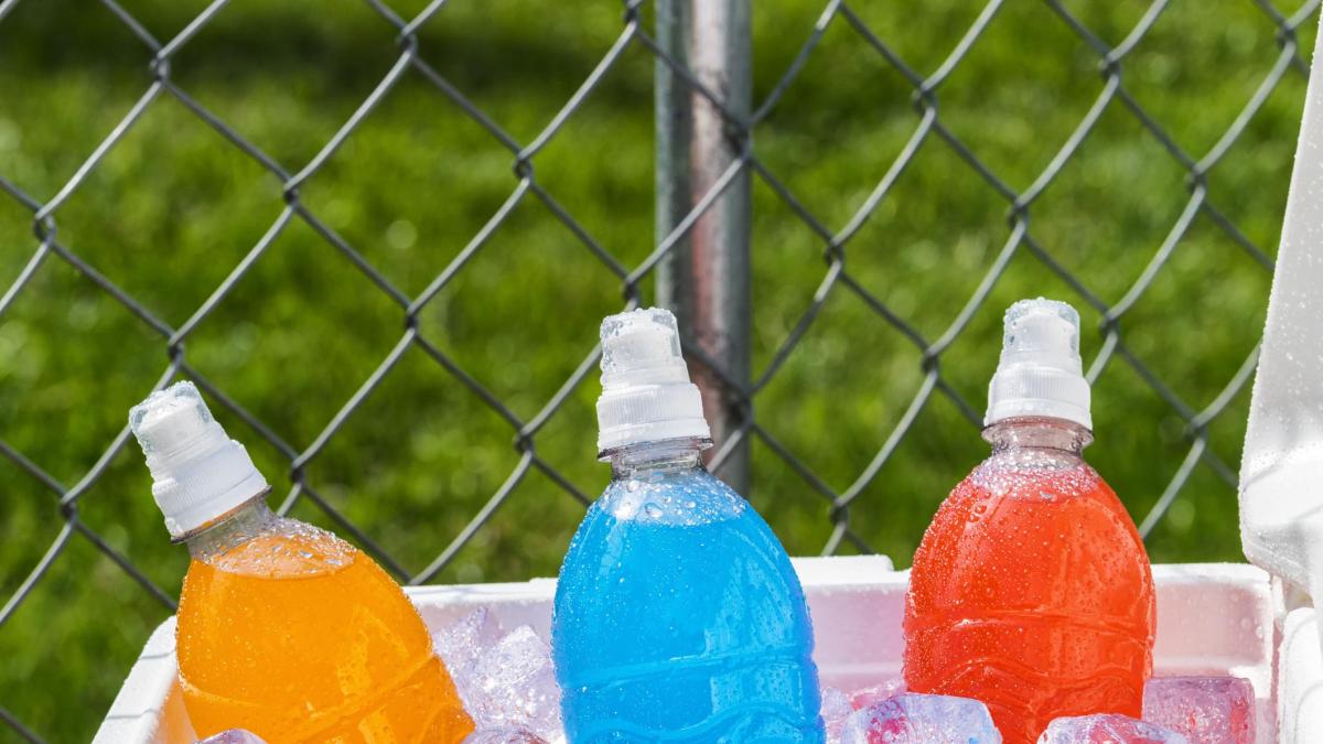 ¿Cuándo son realmente necesarias las bebidas con electrolitos?