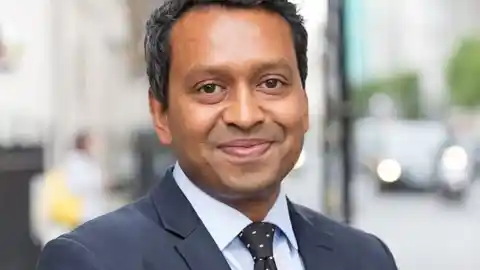 Imagen 1 de Romesh Angunawela, oftalmólogo: "Es solo cuestión de tiempo que los faros LED de los coches provoquen accidentes mortales"