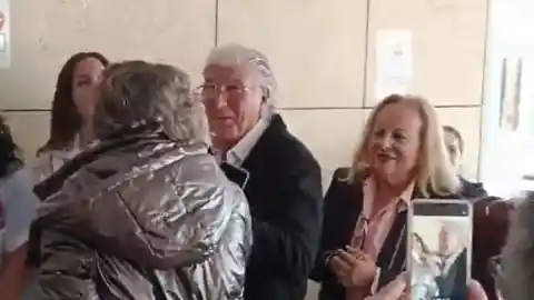 Imagen 1 de Decenas de personas rodean y fotografían en Murcia a un hombre con pelo blanco al que confundieron con Richard Gere