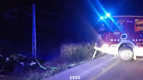Imagen 1 de Un coche cae a la vía del tren en Celrà tras un accidente múltiple