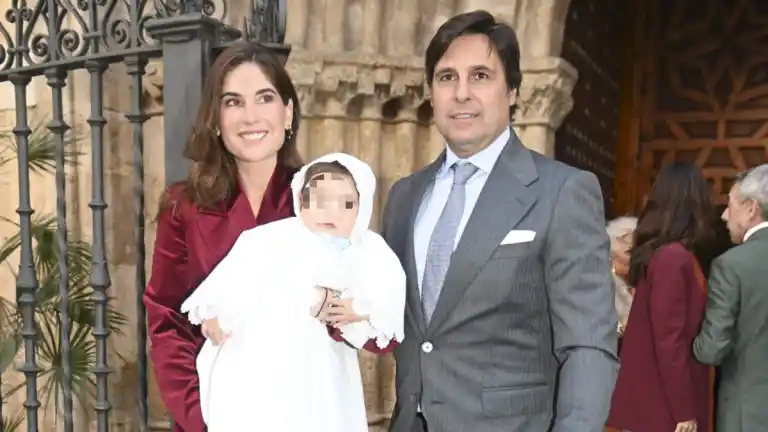 Imagen 1 de Fran Rivera y Lourdes Montes celebran el bautizo de su tercer hijo en compañía de Cayetano Rivera