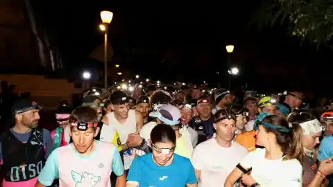 Imagen 1 de La '3 Días Trail Ibiza' conquista el corazón de la isla con un espectacular 10k por las históricas calles de Dalt Vila